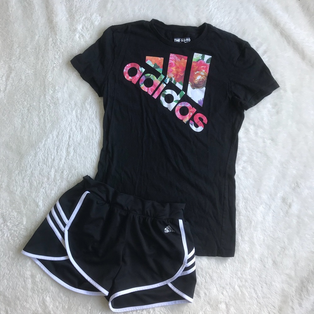 🌸ADIDAS LOGO FLOWER BLACK GO TO T SHIRT🌸